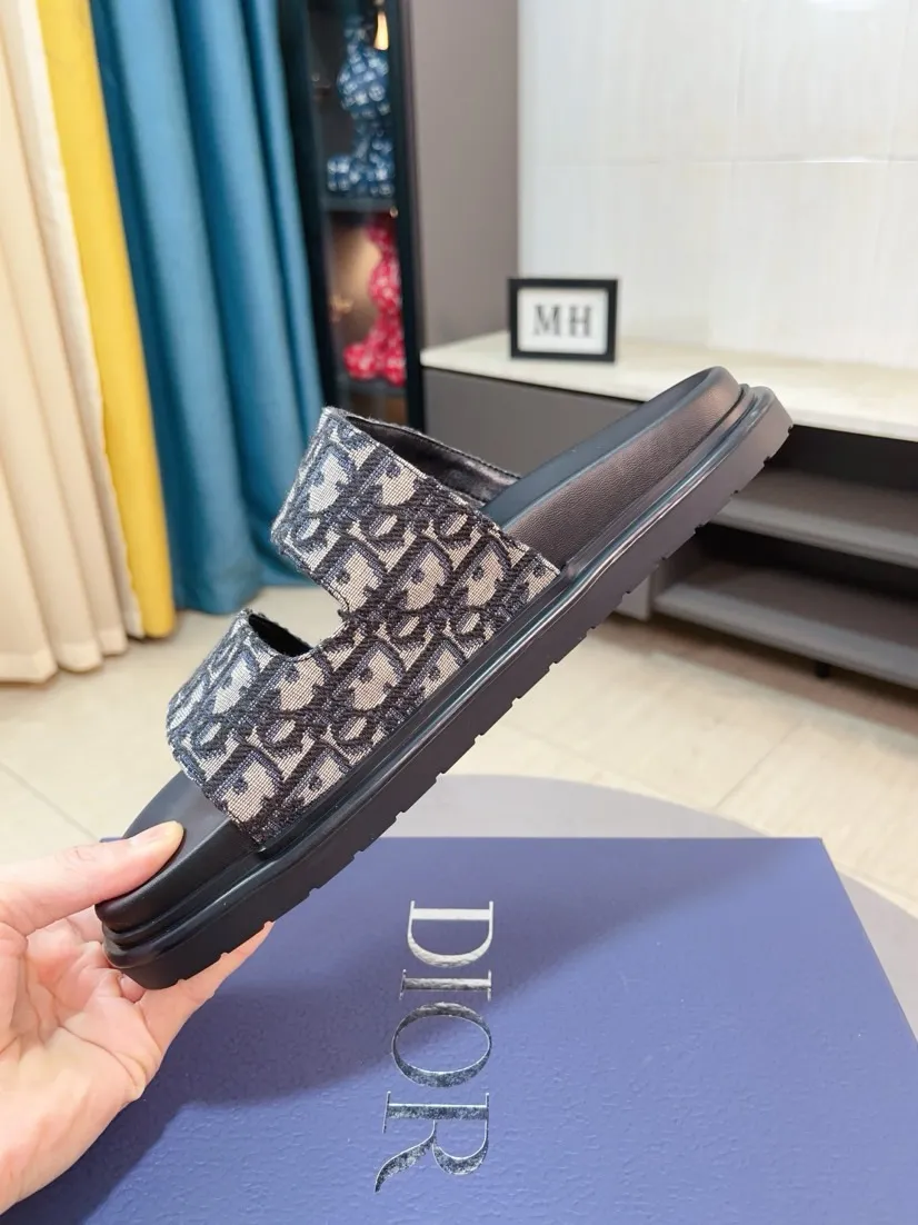Men's Men's Shoes 💰320🌸🌸Dior Aqua Men's Sandals Slippers. Showcasing Dior haute couture design. The Dior gray suede strap is accented with an aluminum Dior buckle for added style. Paired with a comfortable tonal notch sole, they pair easily with shorts or jeans for a sophisticated look. Main body: suede cow leather, technical fabric lining: cow leather, with adjustable straps, aluminum Dior buckle, Dior gray EVA insole, tonal notch rubber outsole splicing structure👌👌size: 38-44 (45.46 customized)